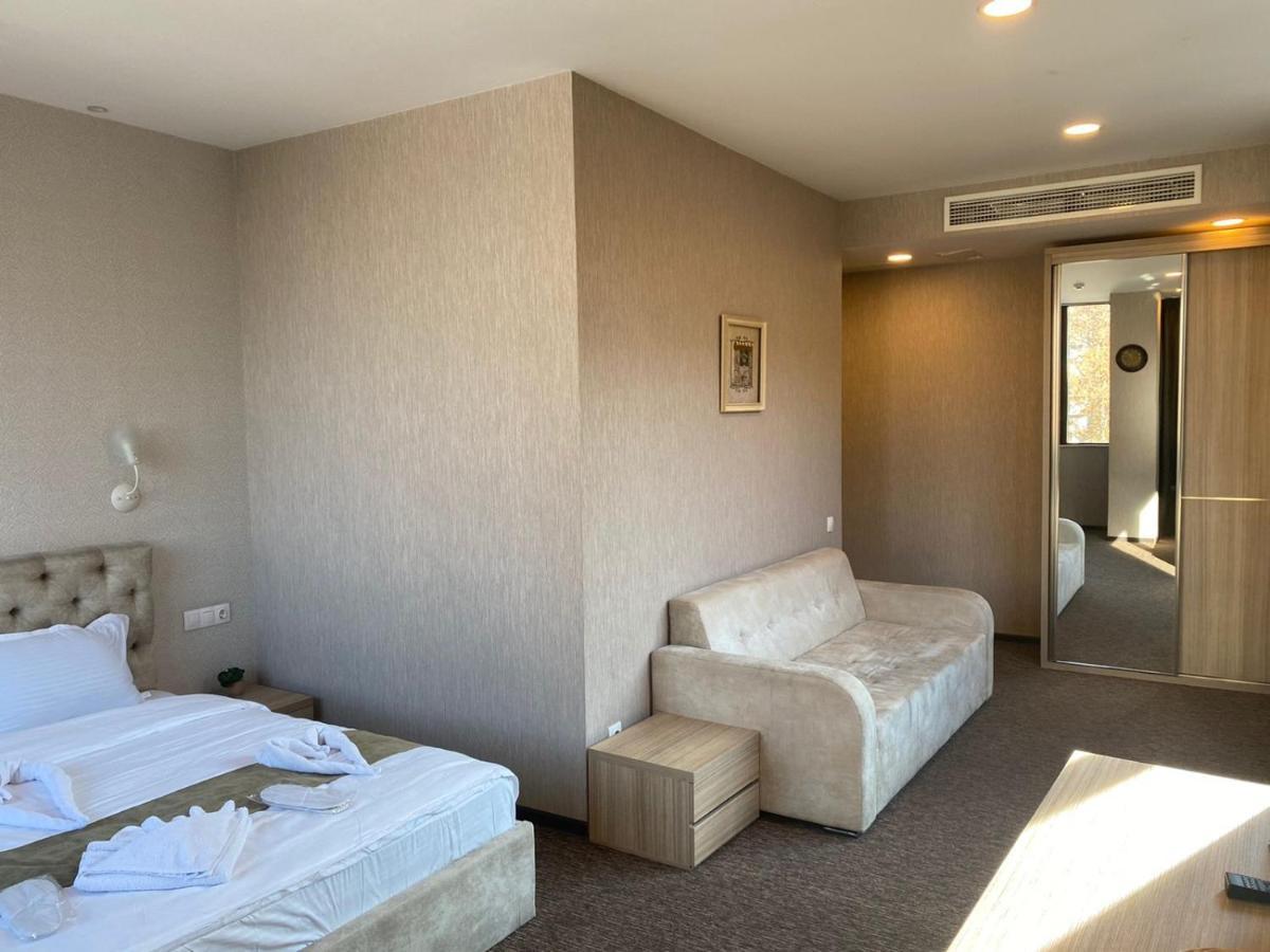 Tbt Hotel Tbilisi Bagian luar foto